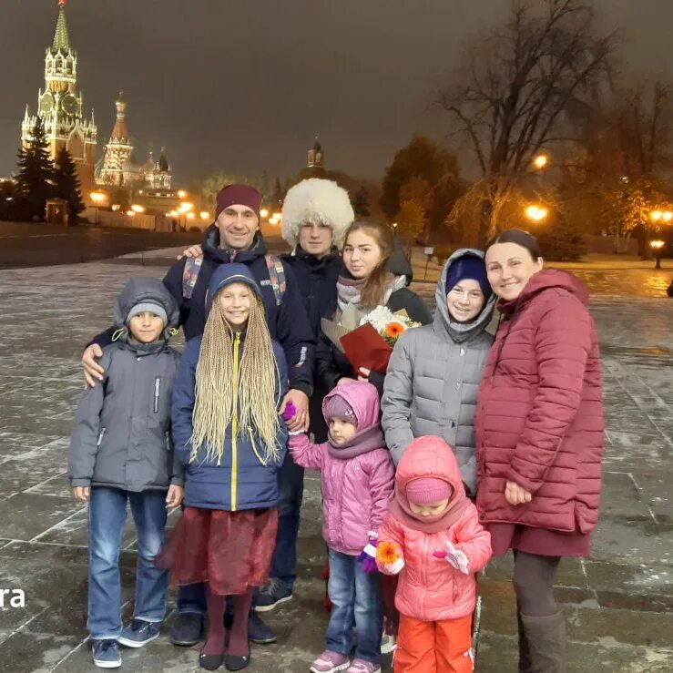 Открыли год семьи в городе. Многодетная семья 7 детей. Многодетность в СПБ. Многодетная семья Петербург. Многодетные семьи Москвы.