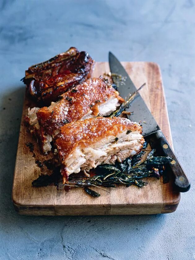 Свиные ребрышки барбекю. Батак блюдо. Жареная грудинка свиная. Жареная грудинка свиная. Обжаренная грудинка на сковородке.