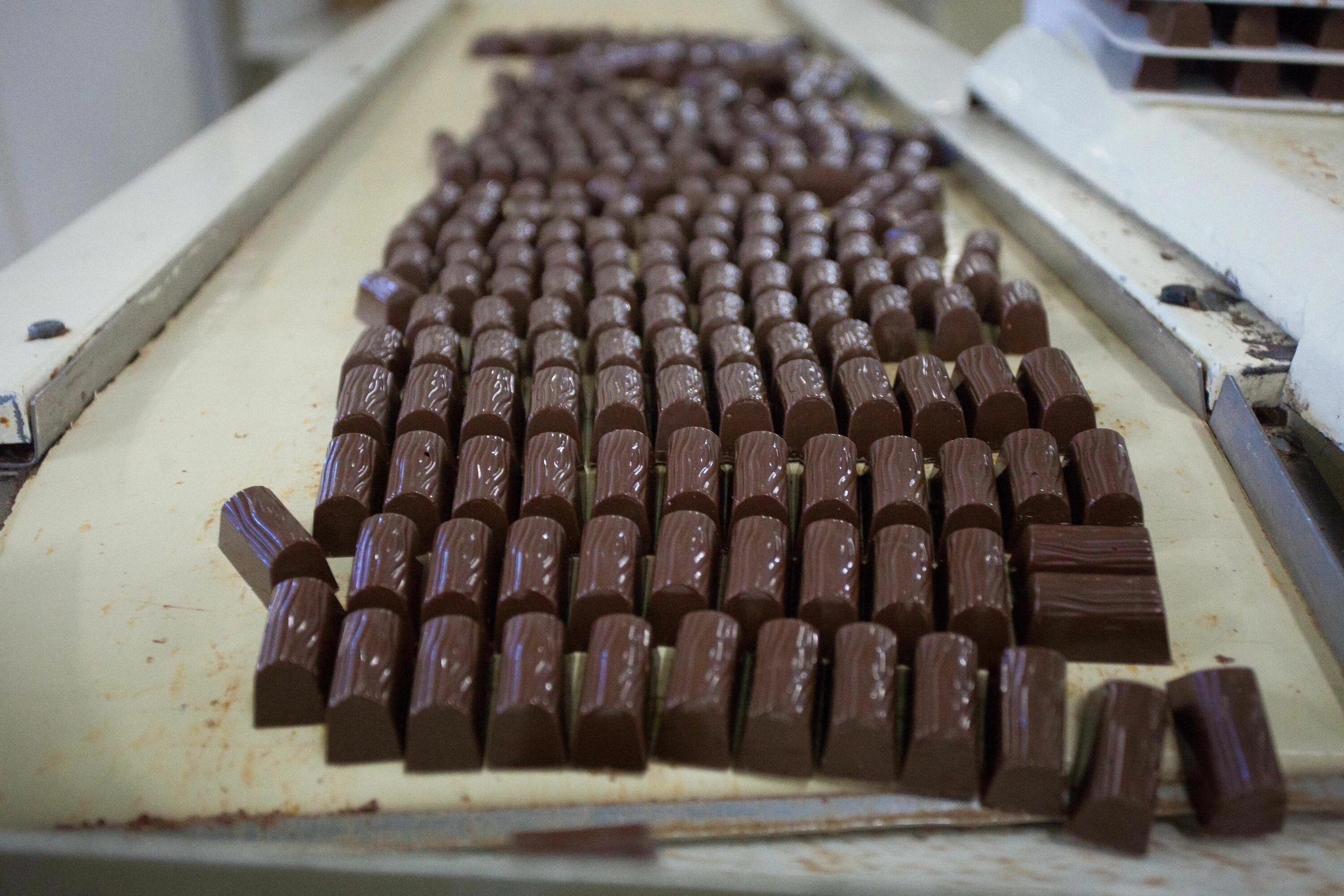 Фабрика шоколада отзывы. Кондитерный фабрика Рахат. Шоколадная фабрика Алматы. Кондитерский шоколад. Фабрика шоколада.