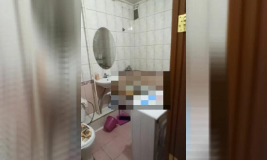 Девушку убило в ванной. Убийство в ванной фото. девушки парень зарезал в ванной фото.