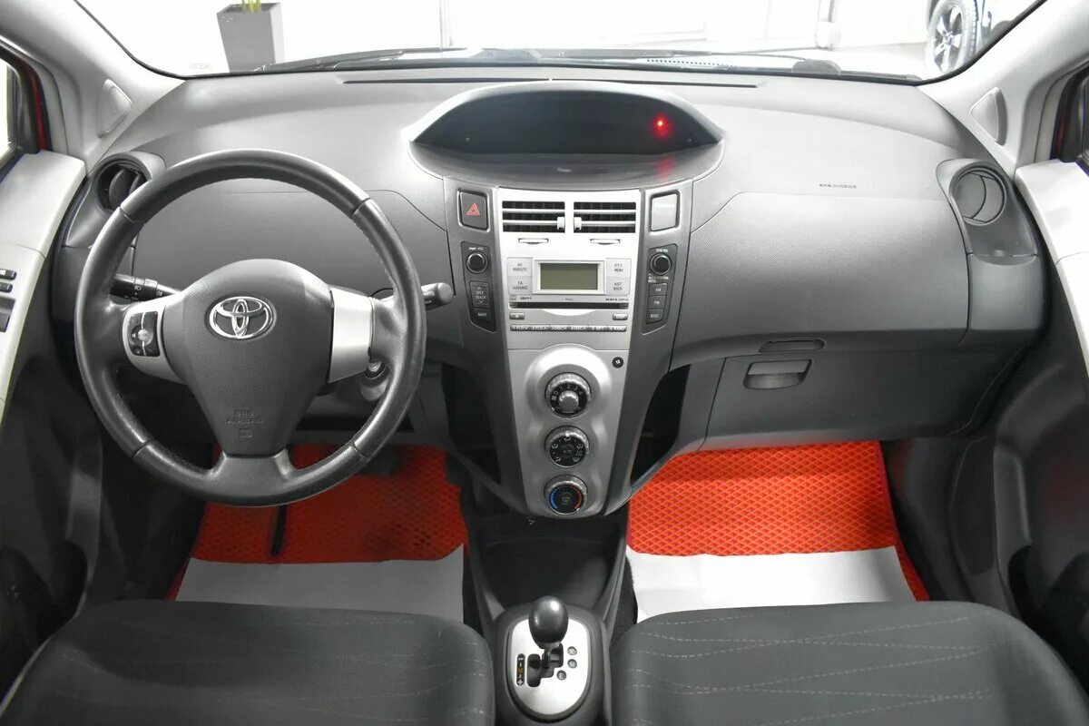 Тойота ярис 2008. Toyota Yaris 2008 салон. Toyota Yaris II 2008 салон. Тойота Ярис хэтчбек 2008 автомат.