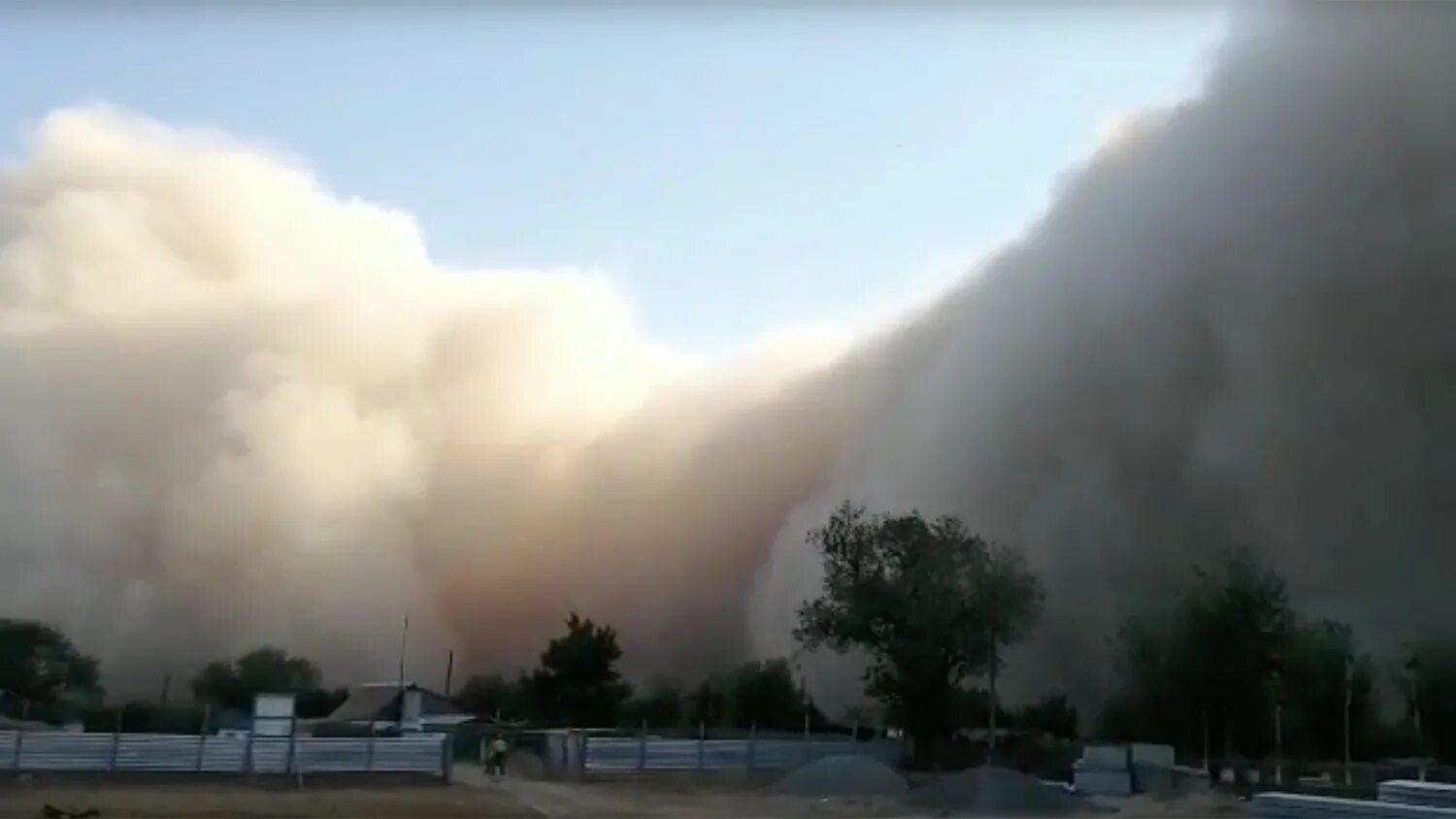 Пыльный город где то. Песчаная буря в Астрахани. Пыльная буря Астрахань 19 мая 2021. Песчаная буря в Астрахани 2021. Астрахань пыльная буря сейчас.