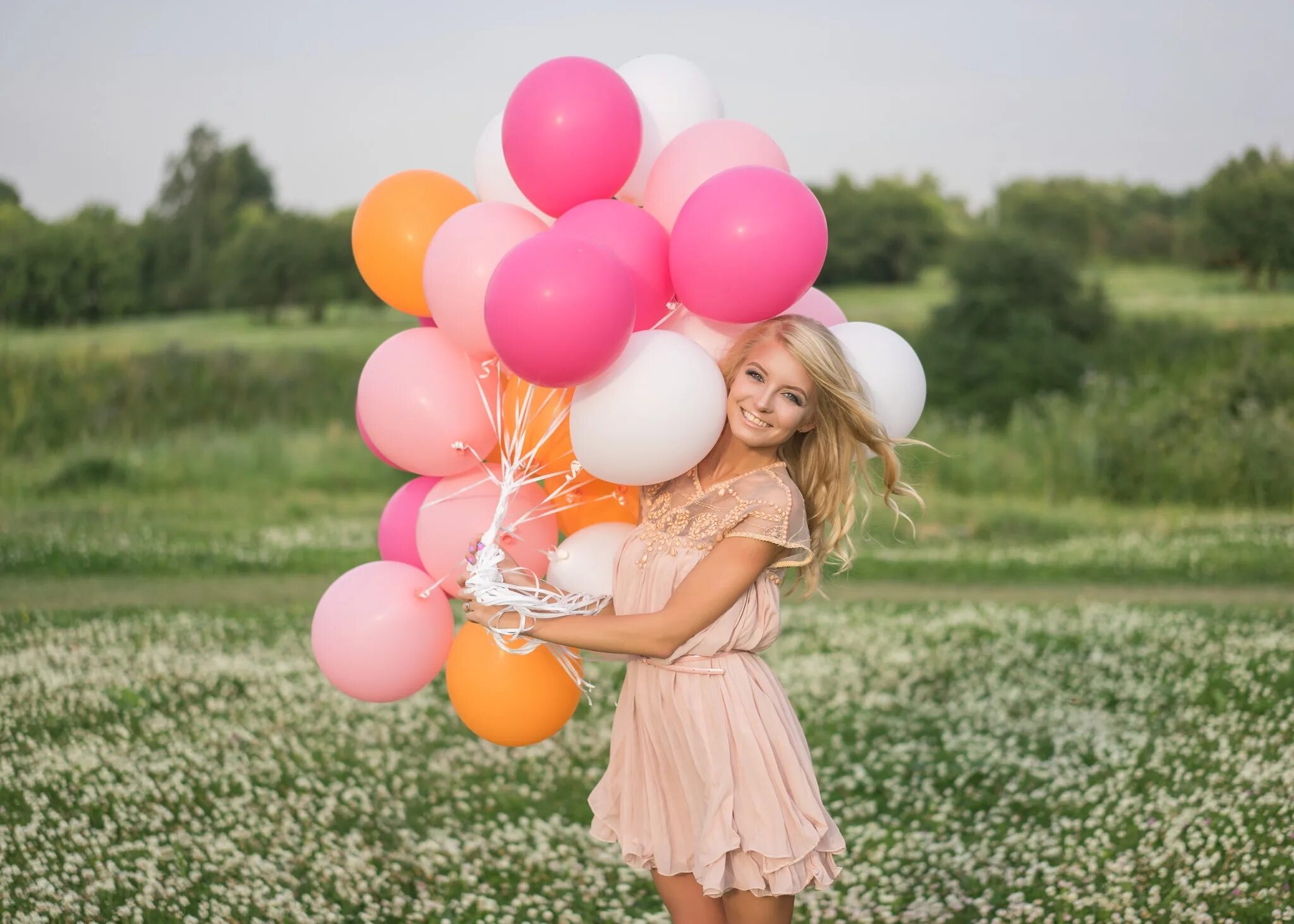 Женщина на воздушном шаре. Фотосессия с воздушными шарами. Девушка с воздушными шарами. Девочка с воздушным шариком. Фотосессия с шариками.