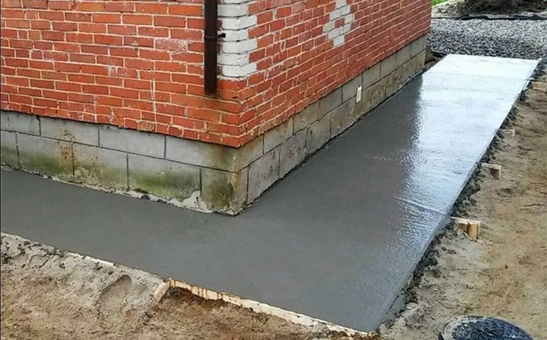 отмостка вокруг дома. брусчатка серый колормикс отмостка. отмостка бехатон. что делают вокруг дома. тротуарная плитка 600 300 отмостка.