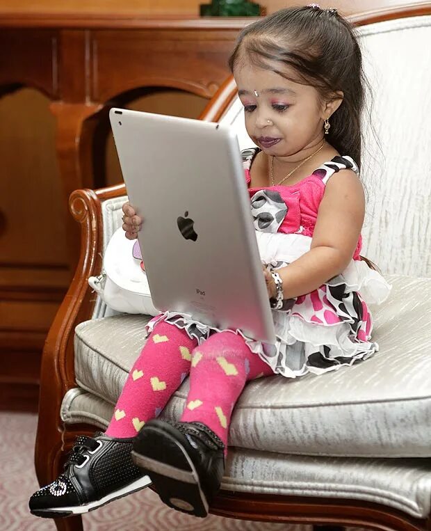 Девочка. Маленькие девушки. Бусы для девочек. Девочка в платье сидит. Ребенок девочка.