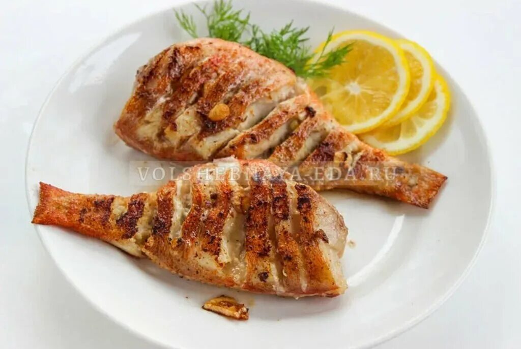 морской окунь жареный. морской окунь жареный на сковороде. рыба окунь морской в духовке. окунь красный жареный. красный окунь жареный на сковороде.