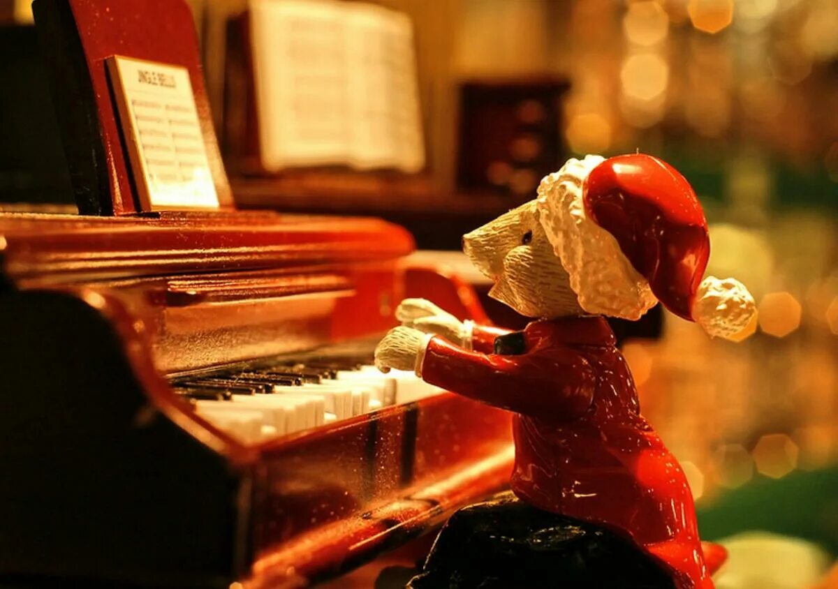 Песня музыка рождества. Фортепиано новый год. Фортепиано Рождество. Пианино «новый год». Новогодний музыкальный вечер.