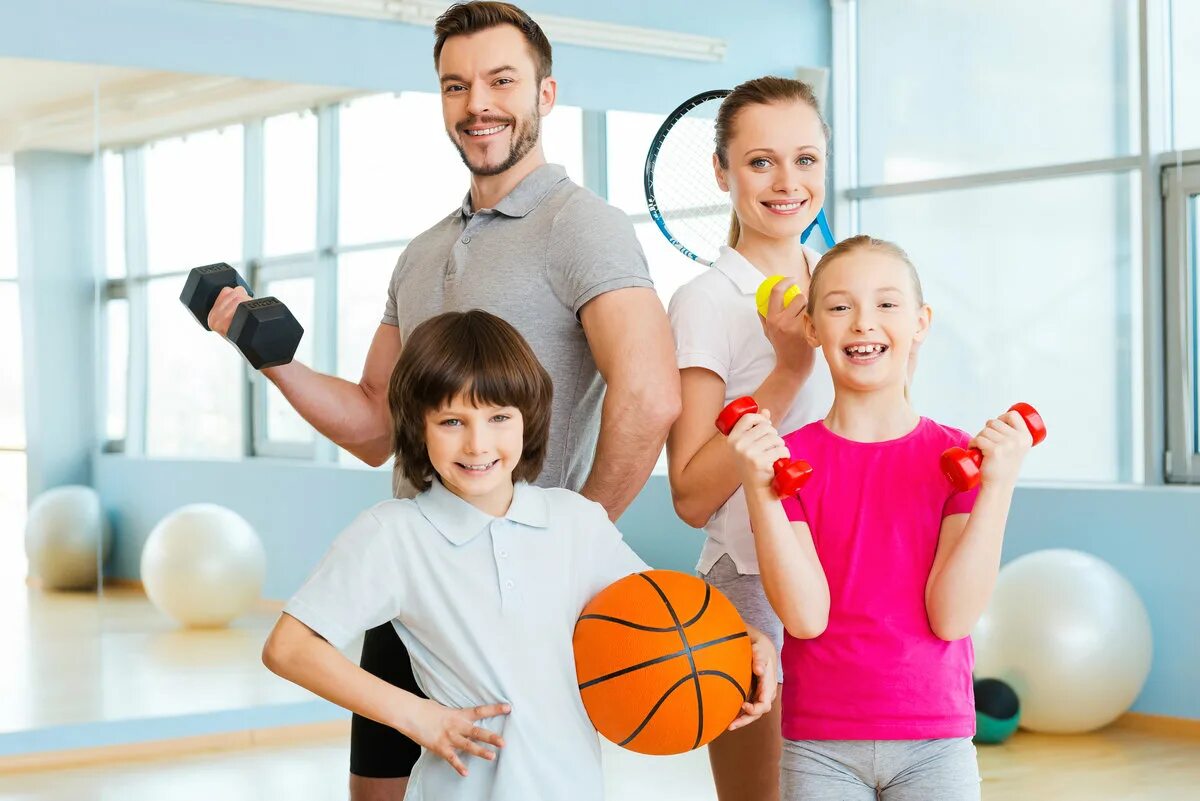Воспитание нового поколения. Спортивная семья. Занятие спортом. Занятие физкультурой и спортом. Семья занимается спортом.