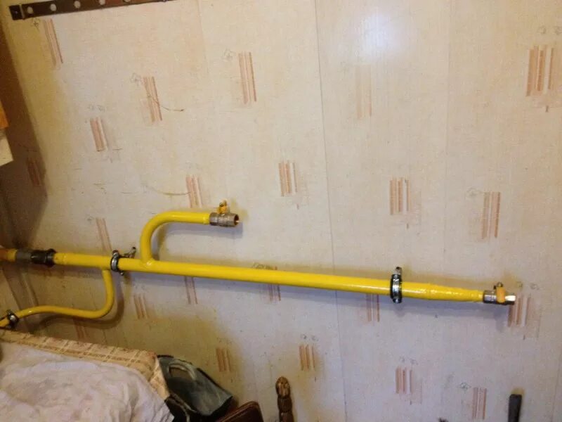Плита у окна на кухне в хрущевке. Газовая труба от окна. Газовая труба от окна. Газовая труба в частном доме. Газовая труба от окна.