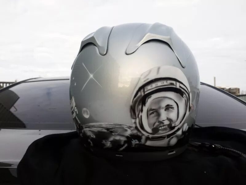 Фото гагарина в шлеме. Шлем Гагарина. Гагарин в мотошлеме. Аэрография Гагарин. Смешные мотошлемы.