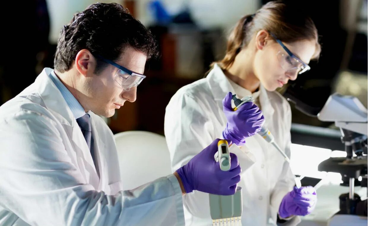 Ученые биологи в лаборатории. Биомедицинские исследования. Ученые разработали модель. Научные установки. Современные технологии 3d печати.