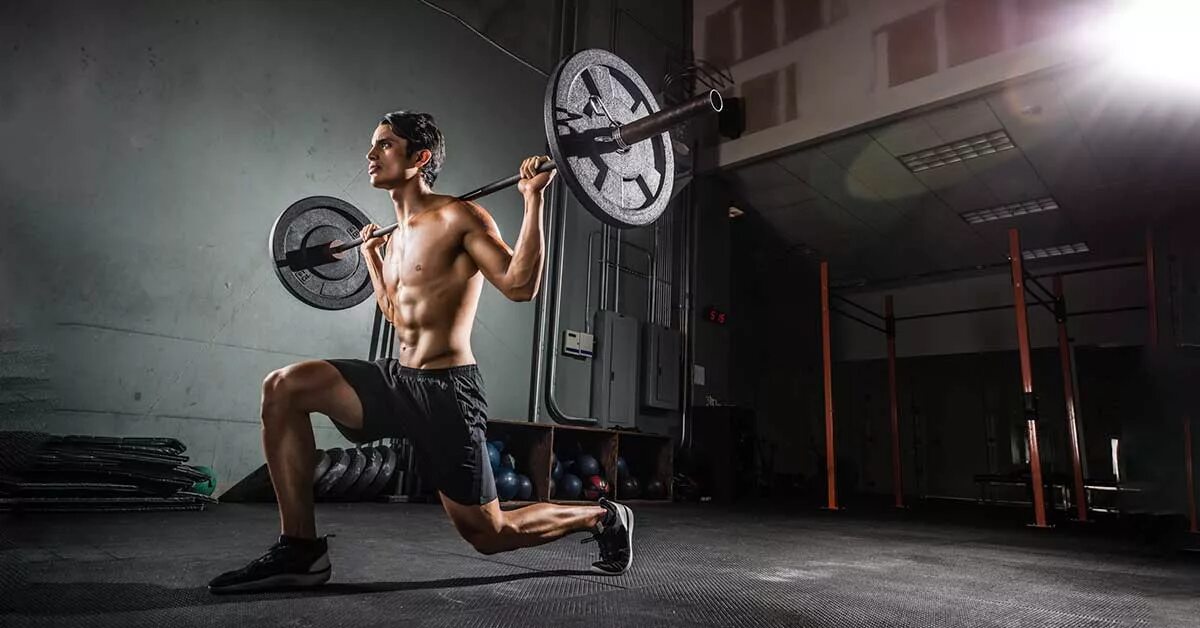 Парень качается. Body sculpt что это такое в фитнесе. Les mills body pump тренировка. Силовая тренировка фитнес. Силовые тренировки.