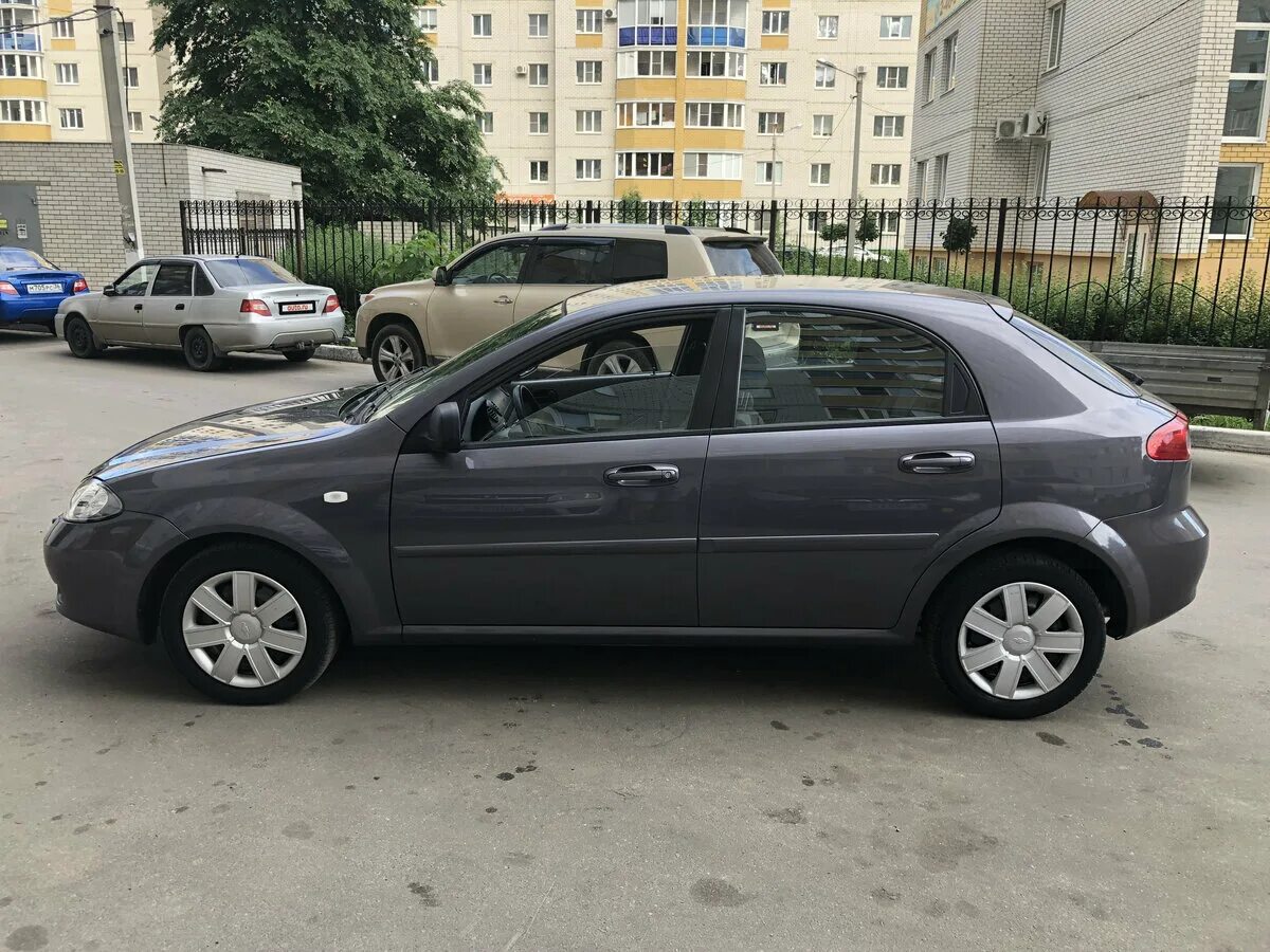 Лачетти хэтчбек 2011. Chevrolet Lacetti хэтчбек мокрый асфальт. Chevrolet Lacetti Gentra мокрый асфальт цвет. Лачетти хэтчбек серая. Шевроле Лачетти цвет мокрый асфальт.