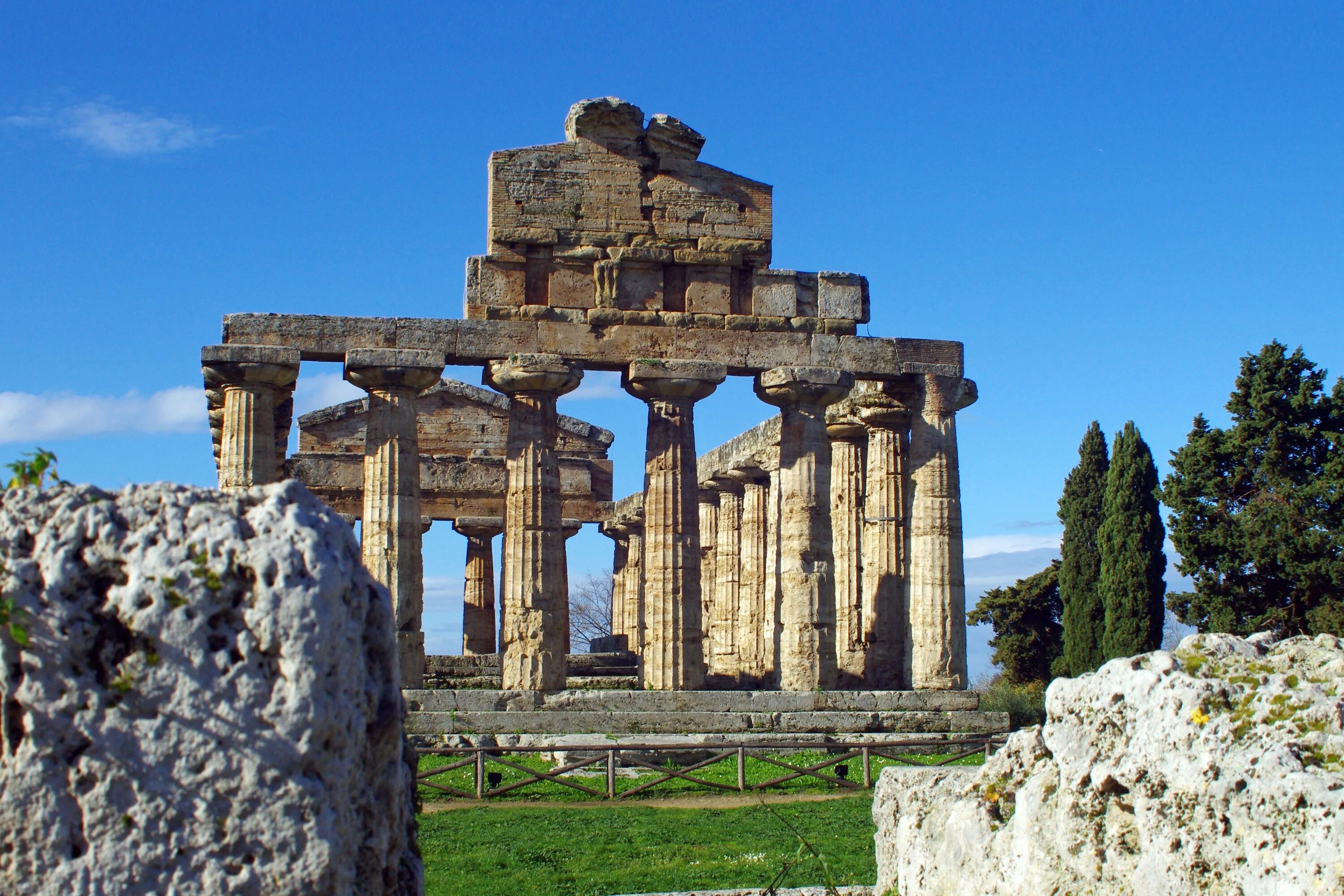 Temple of ares. Пестум храм Афины. Храм Афины Пронайи, Греция. Античные руины в Греции. Храм Афины Пронайи архаика.