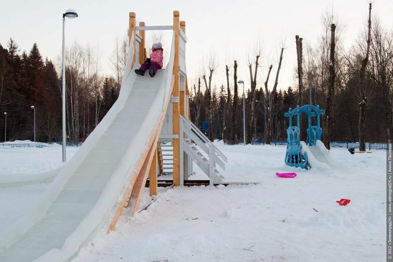 Зимние горки для детей. Снежная горка. Ледяная горка. Снежные горки.