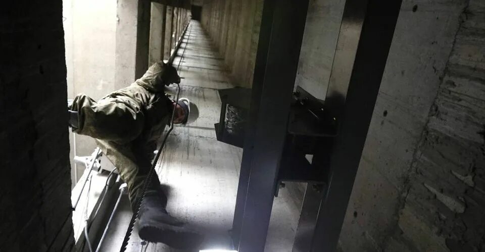 Лифт спускающий в шахту 5. Шахта лифта. настил в шахте лифта. настил в лифтовой шахте. лифтовая шахта.