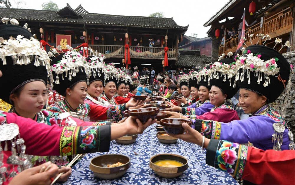 Cultural tourism. Народность Хань в Китае. Народ Мяо Китай. Народность Мяо в Китае. Семья Мяо-Яо.