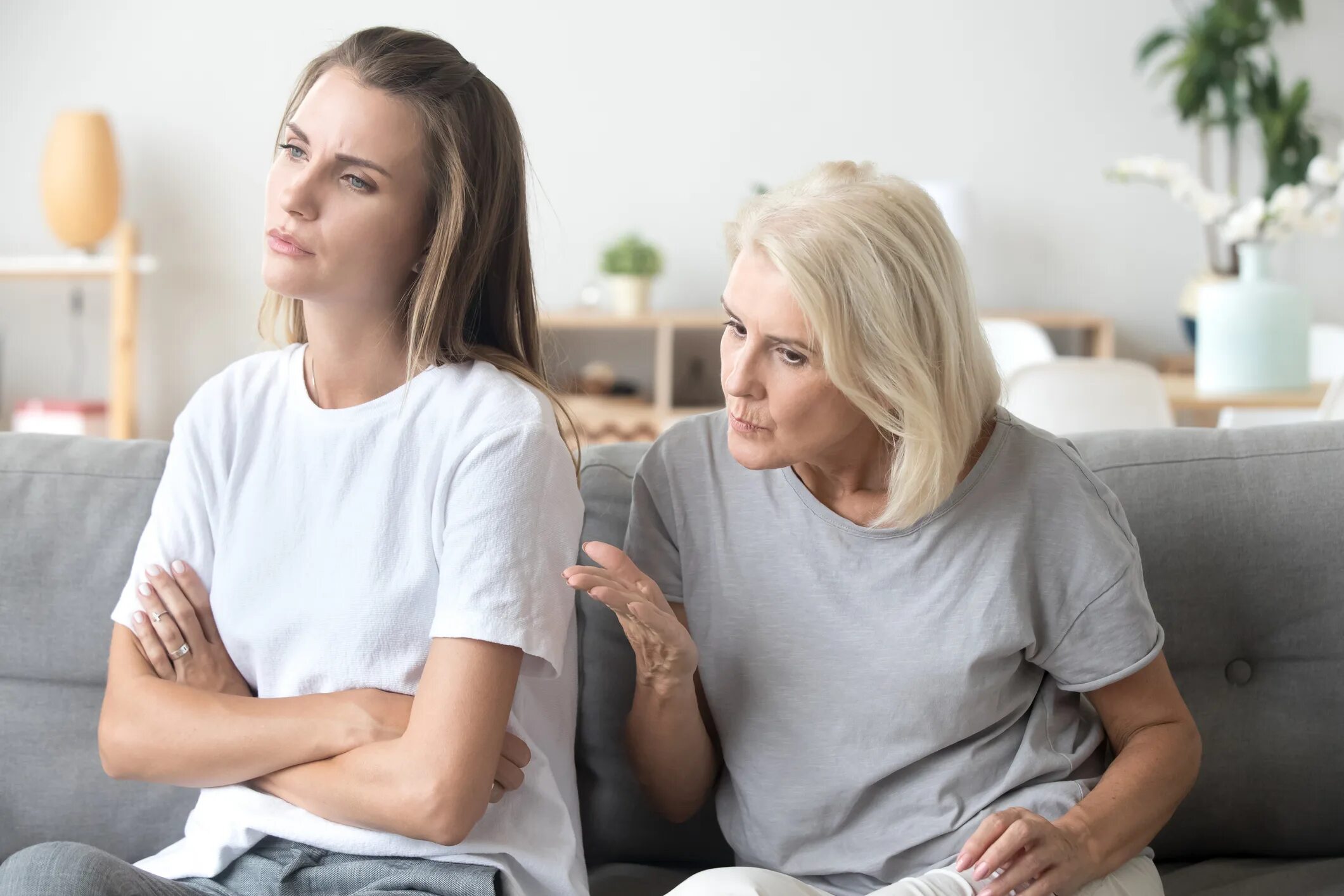 Mother has a daughter. Свекровь конфликт. Женщина со взрослыми детьми. Свекровь и невестка ссора. Ссора с матерью.