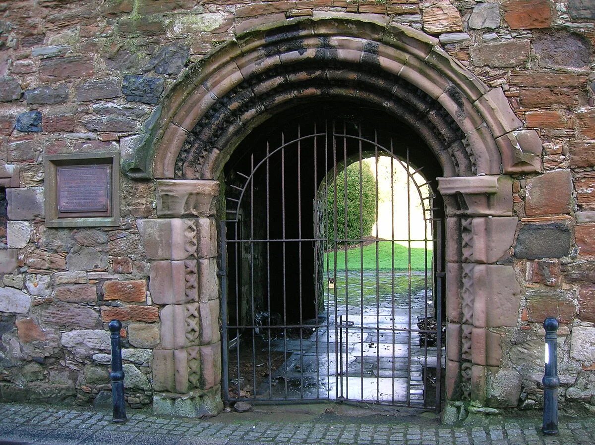 Открытые ворота замка. Замок ворота древняя Шотланди. Ворота крепости Нейшлот. Ворота средневекового замка. Ворота замков средневековья.