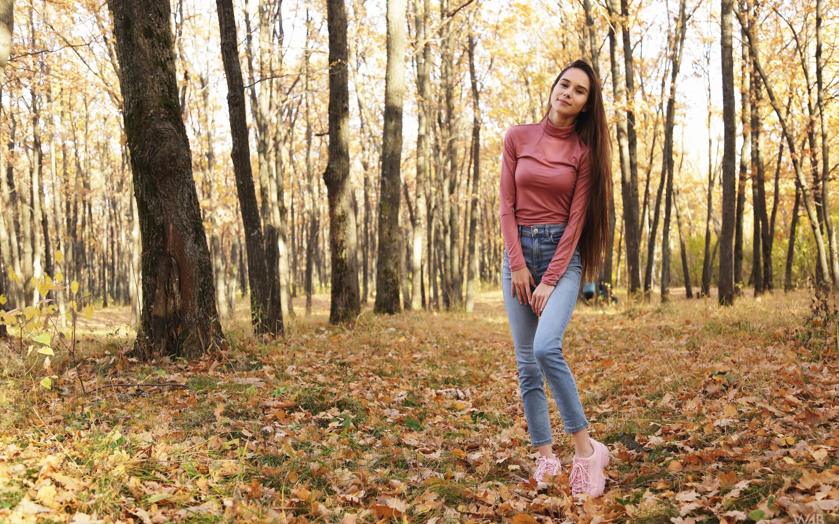 Полненькую в лесу. Фотосессия в осннемлесу. Девушка в осеннем лесу. Девушка в лесу осенью. Девушка осенью в полный рост.