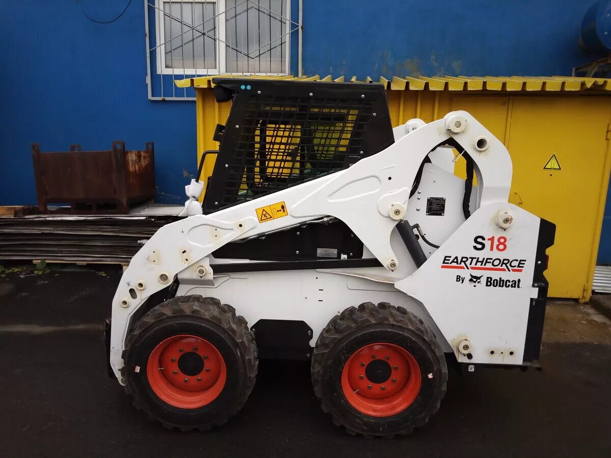 Bobcat earthforce s18. Bobcat s18 Earthforce. Earthforce s18 мини погрузчик. Погрузчик Бобкэт s18. Мини-погрузчик Bobcat s18/s16.