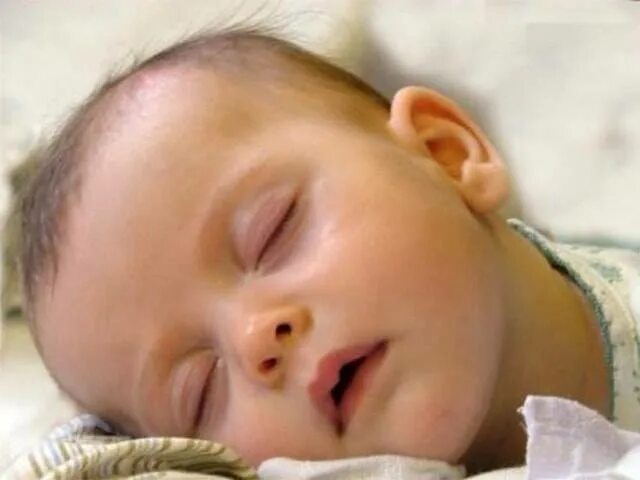 Сильно потеет голова во сне у ребенка. Холодный пот у грудничка. Потеет голова у грудничка.