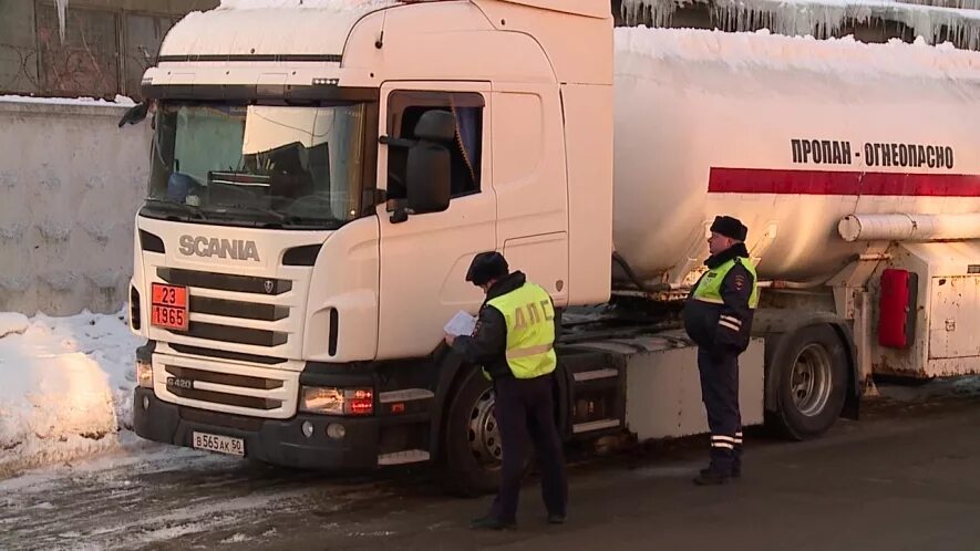 Работа водителем в лобне. Дальнобойщики опасный груз. Грузовик водитель опасный груз. Опасный груз торчит из машины.