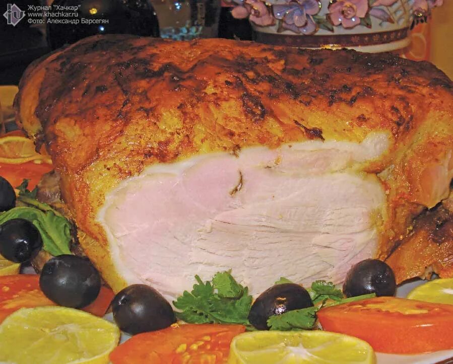Шашлык аджаб сандал. Хози буд по армянски в духовке рецепт. Окорок свиной в духовке в фольге. Армянские новогодние блюда. Рыба по армянски.