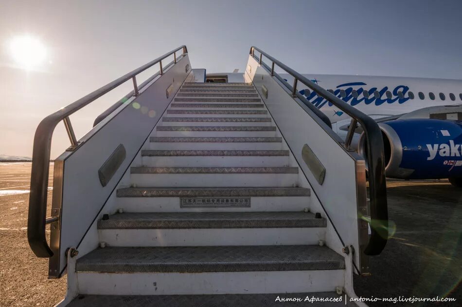 вид с трапа самолета. трап самолета. поднимается по трапу самолета. песня трап самолета. спасательный трап самолета.