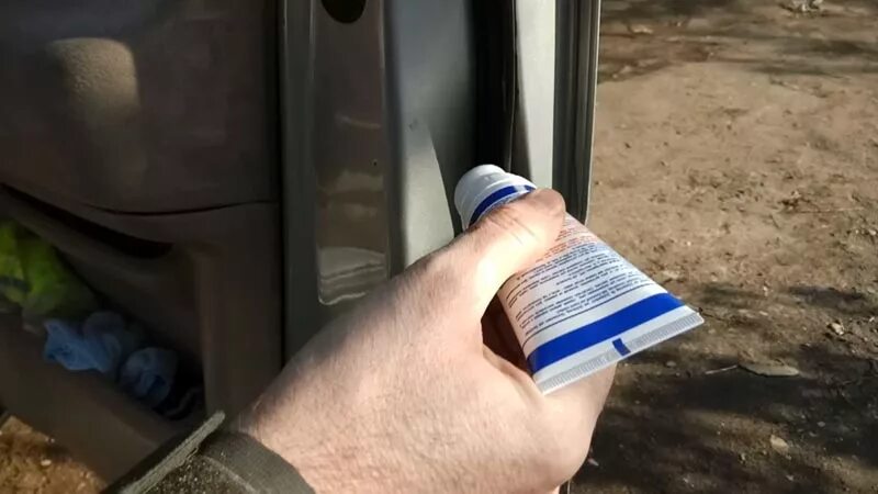 Чем обработать уплотнители дверей авто зимой. Смазка для уплотнителей дверей. смазка уплотнителей дверей силиконом. смазывать резинки автомобиля двери. резинка двери примерзают.