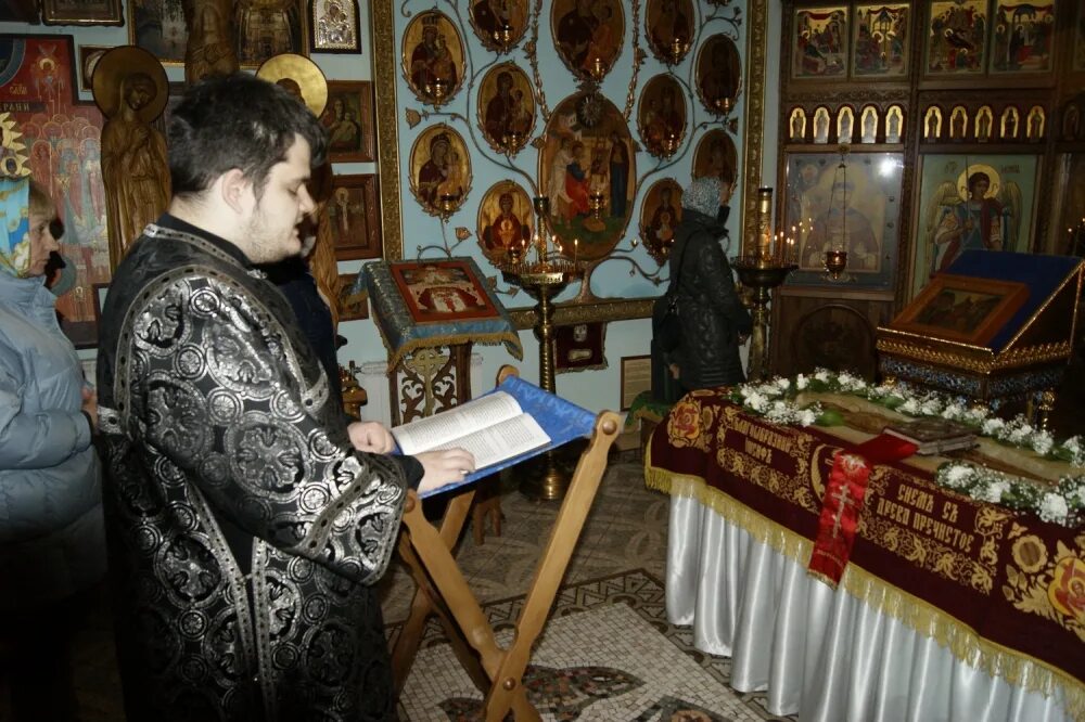 Литургия василия великого служба с патриархом. Кирилл подарил плащаницу храму христа спасителя. Служба в церкви в субботу. Церковь иконы божией матери. Пасха 2021 храм христа патриархия.