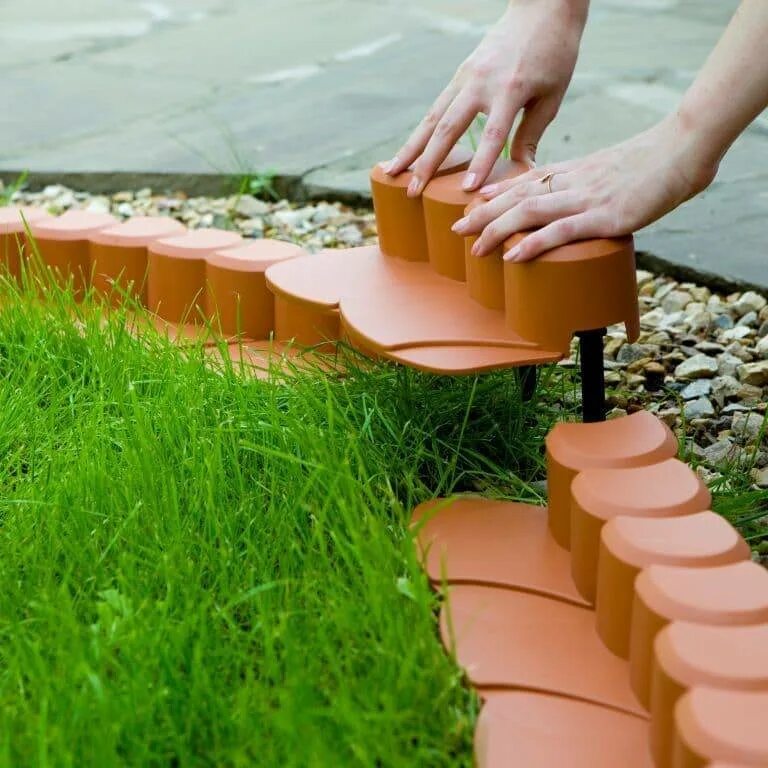 Ограждение дорожек. Садовый пластиковый бордюр геопластборд 10 метров 38 мм 30 кольев. Бордюры из кирпича для дорожек. Ограждение для дорожек. Бордюр поребрик садовая дорожка.