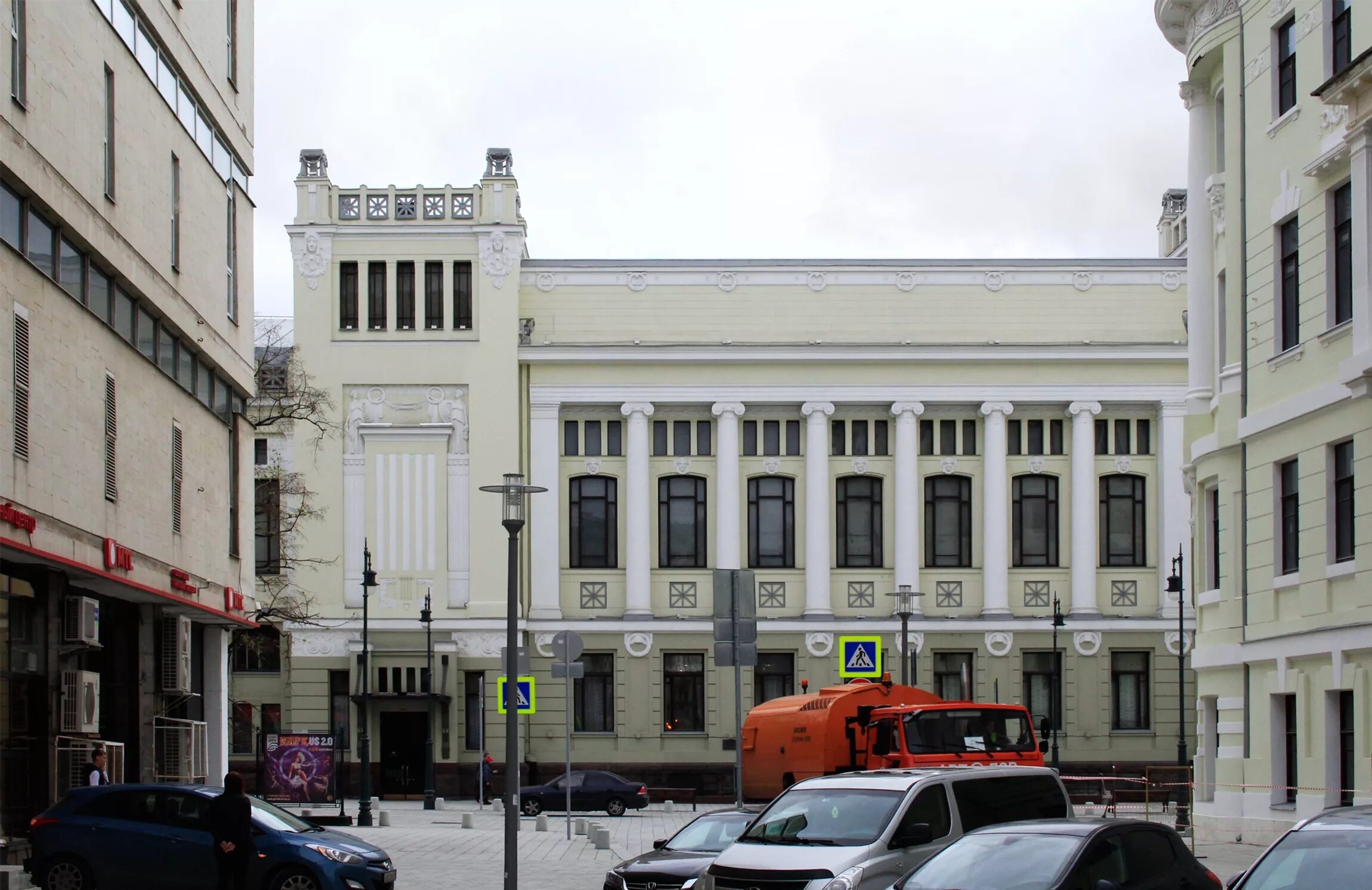 Ленком википедия. Театр Ленком Москва. Малая Дмитровка Ленком. Московский театр имени Ленинского Комсомола (Ленком). Москва театр "Ленком" здание.