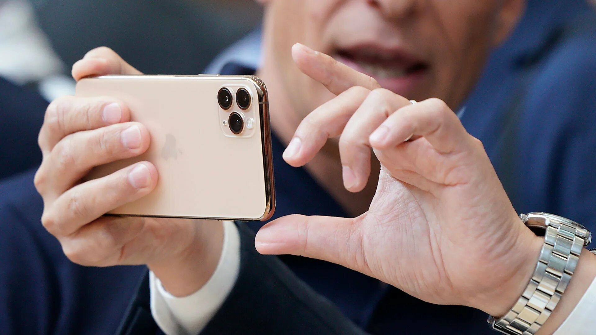 Знаменитости с айфоном. Человек с айфоном в руках. Радостный человек с айфоном. Что случилось с айфонами. Радостный человек с айфоном.