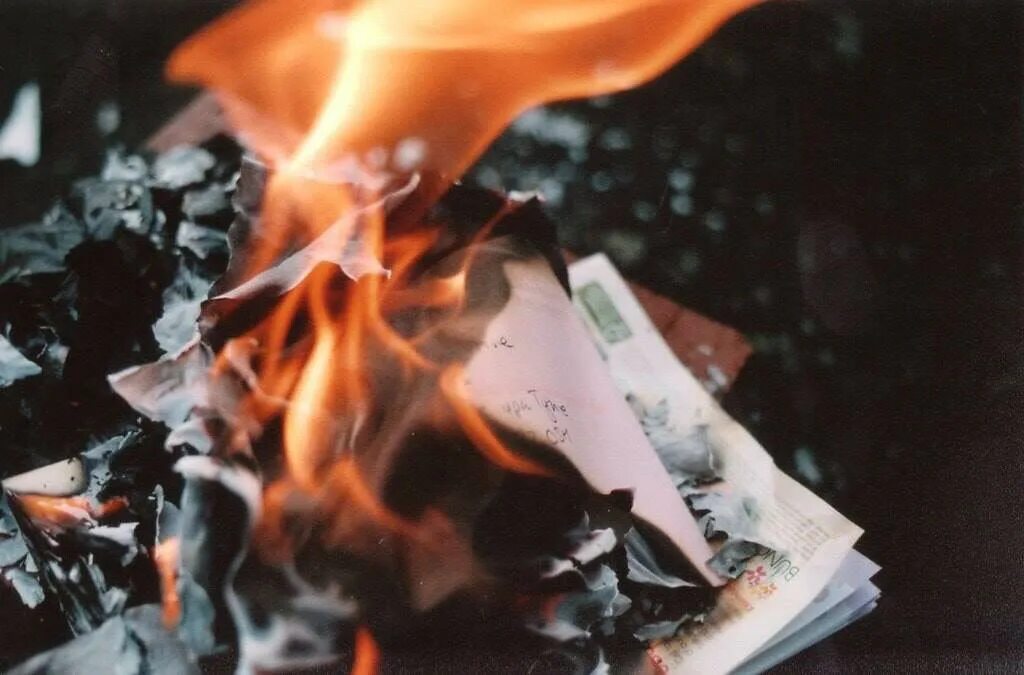 Сжигать вещи