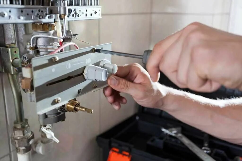Техническое обслуживание газовой колонки. Газовый котел. Сервисное обслуживание газовых котлов. Обслуживание газовых котлов мора 5110. Ремонтирует газовый котёл.