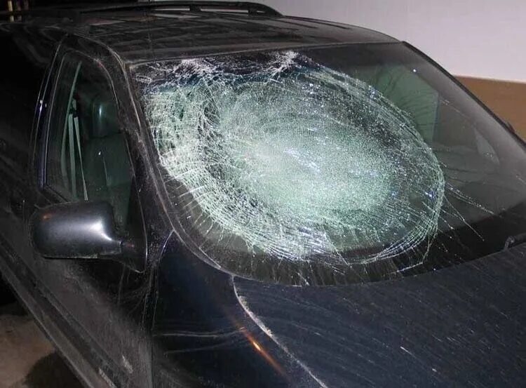 Бит автостекло. Разбитое лобовое стекло. Разбитое автомобильное стекло. Поврежденное лобовое стекло. Лобовое стекло разбито камнем.