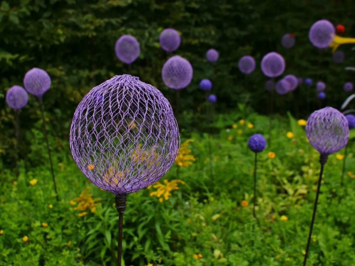 Купить шар для сада. Декоративные шары для сада. Декоративный шар для сада. Необычные украшения для сада. Декоративные шары для ландшафта.