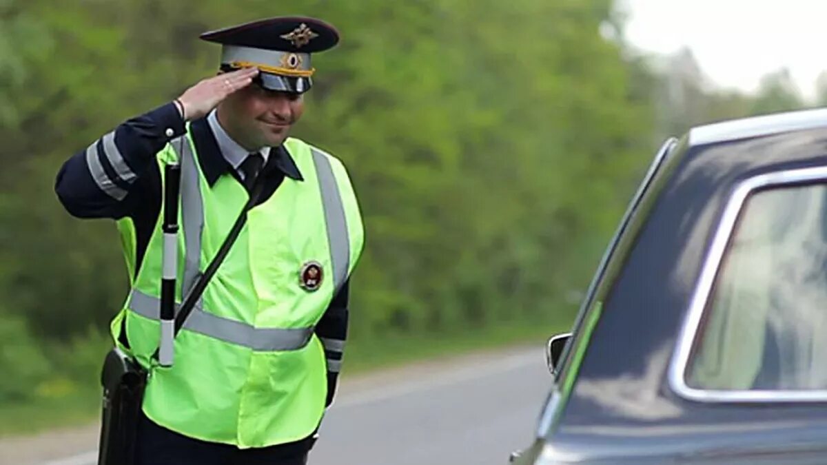 Менты на дороге. Добрый гаишник. Дпсник. Гаишники россии. Добрый гаишник.