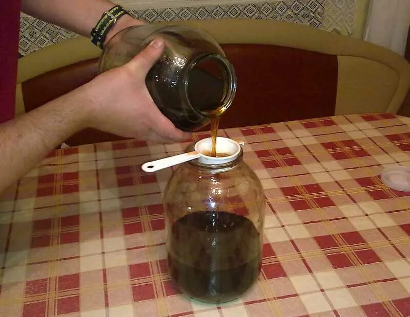 Какую настойку сделать из самогона. Процедить настойку. кедровый самогон. настойки на самогоне. процедить самогон.