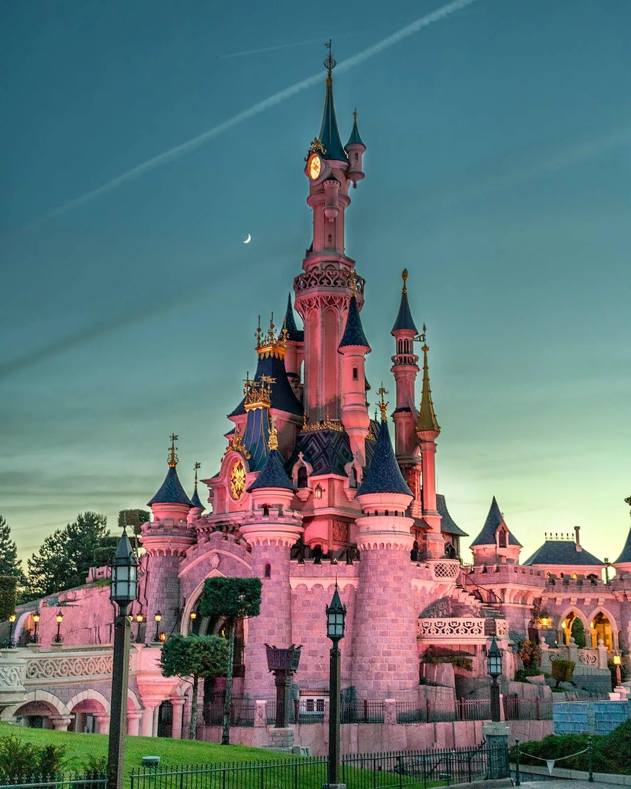 Дисней париж. Диснейленд Париж Disneyland Paris. Париж Дисней Диснейленд. Московский парк Диснейленд. Диснейленд (Шанхай) парки развлечений Walt Disney.