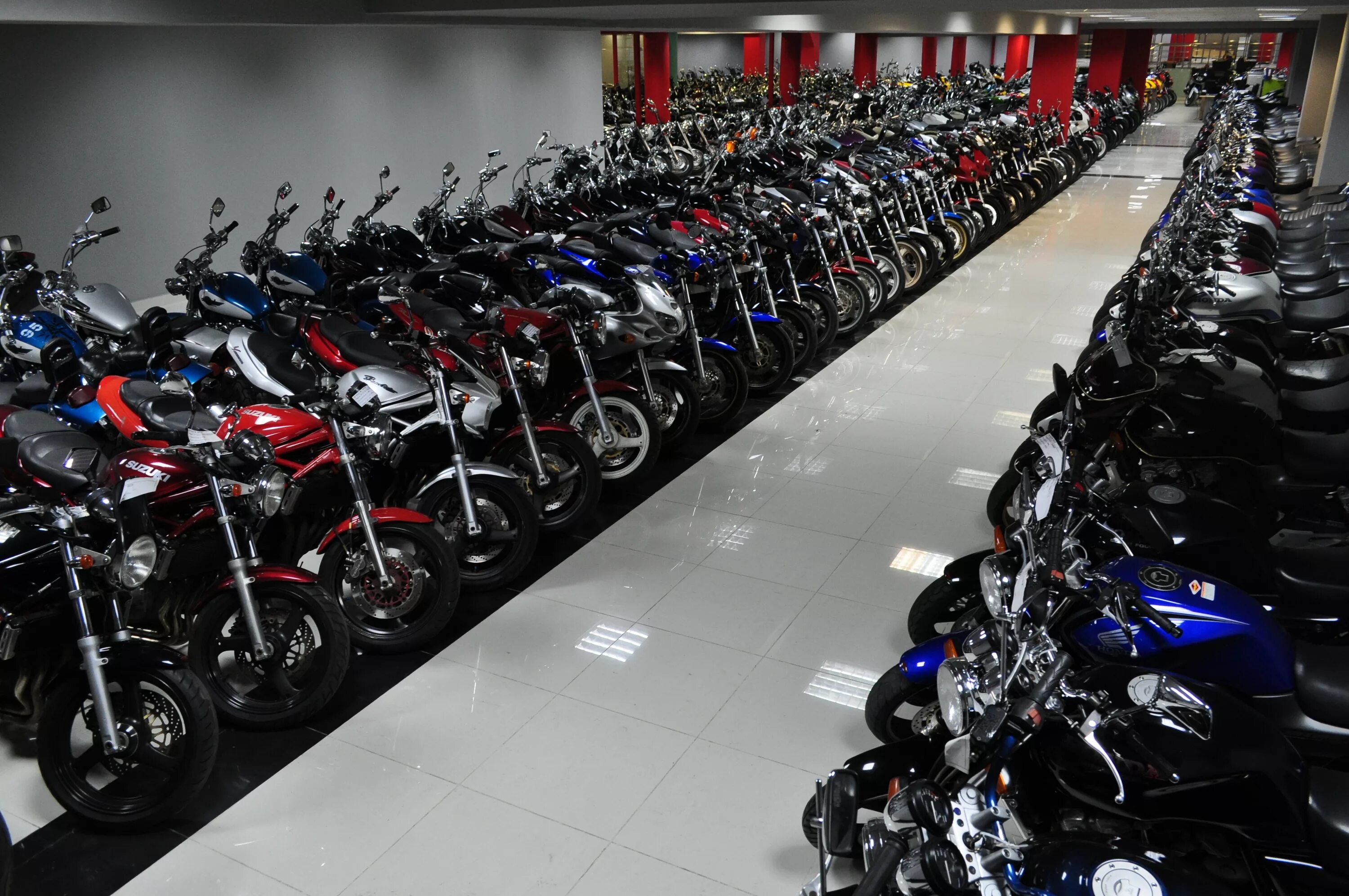 Купить мотоцикл дилеры. Мотосалон Мегамото Москва. Салон мотоциклов. Много мотоциклов. Рынок мотоциклов.