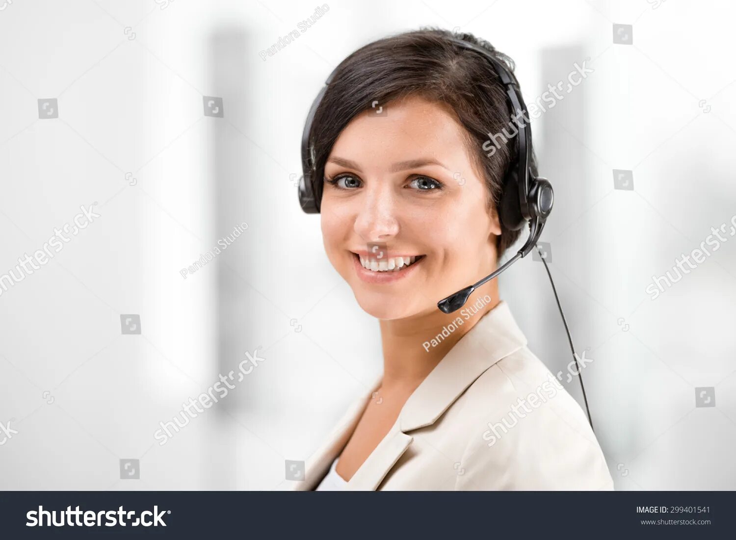 Менеджер колл центра. Мобильные операторы люди. Диалог оператора. Оператор колл центра. Деловые телефонные переговоры.