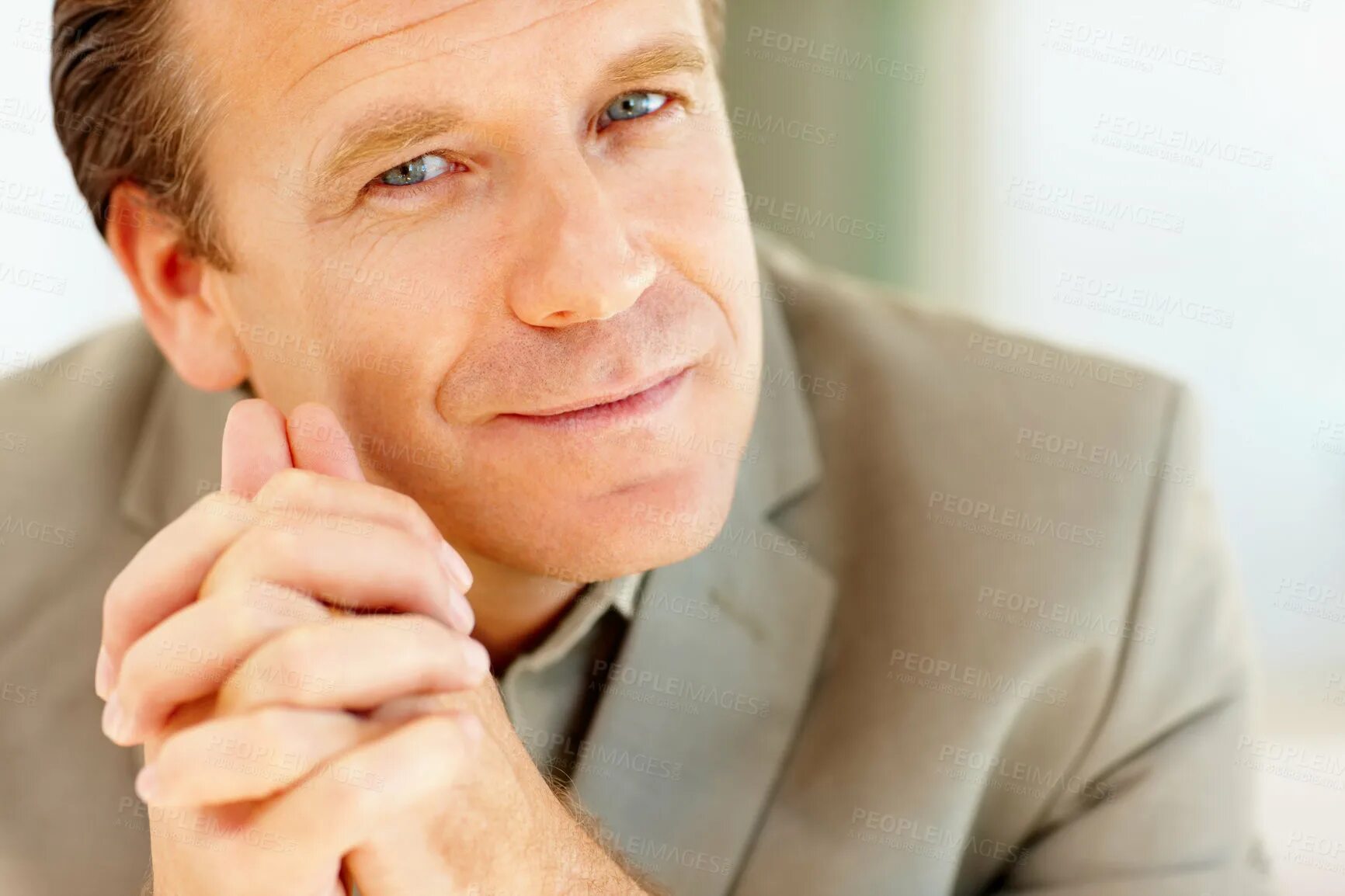 парень улыбается. серьезный человек улыбается. серьезный человек улыбается. человек с ухмылкой. джерард батлер.