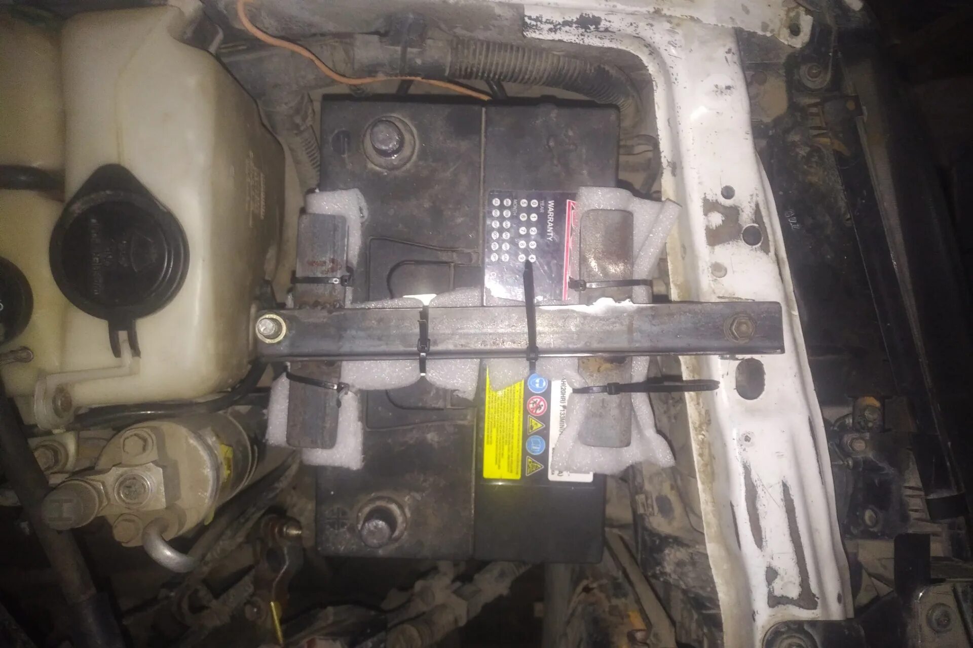 Тойота аква как снять акб Замена аккумулятора на Toyota Corolla IX (E120, E130) Рестайлинг 2004 2008 1.6