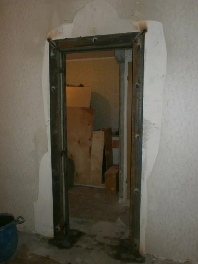 Усиление проема в кирпичной стене. Усиление проемов толщиной 580 мм металлической обоймой. Усиление кирпичного проема. Пробивка проема в панельной стене. Усиление проемов.