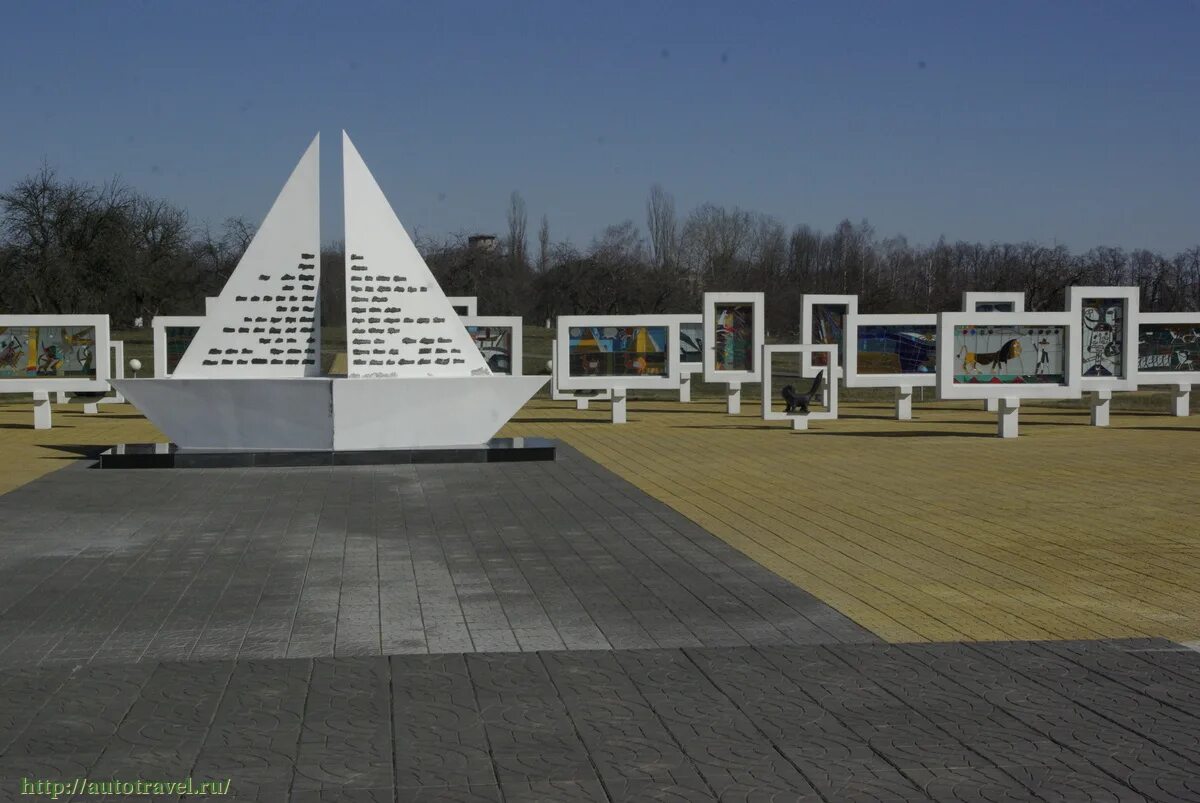 Мемориальный комплекс красный берег Жлобинский район. Красный берег Белоруссия детский концлагерь. Мемориал на Красном береге в Белоруссии. Красный берег мемориальный комплекс на месте детского концлагеря.