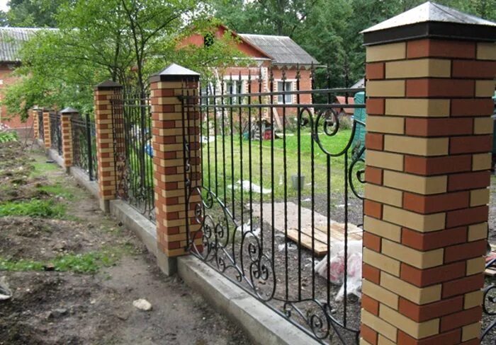 Столбы из кирпича для забора. Забор с кирпичными столбами. заборные столбы из кирпича. кирпичные столбики для забора.