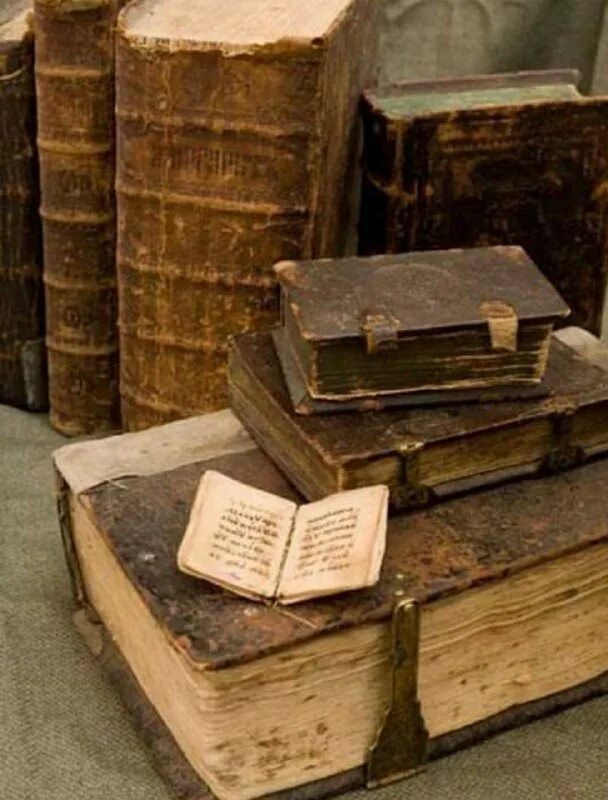 Также книги. Древние архивы. древние книги. древние рукописи архив. редкие книги.