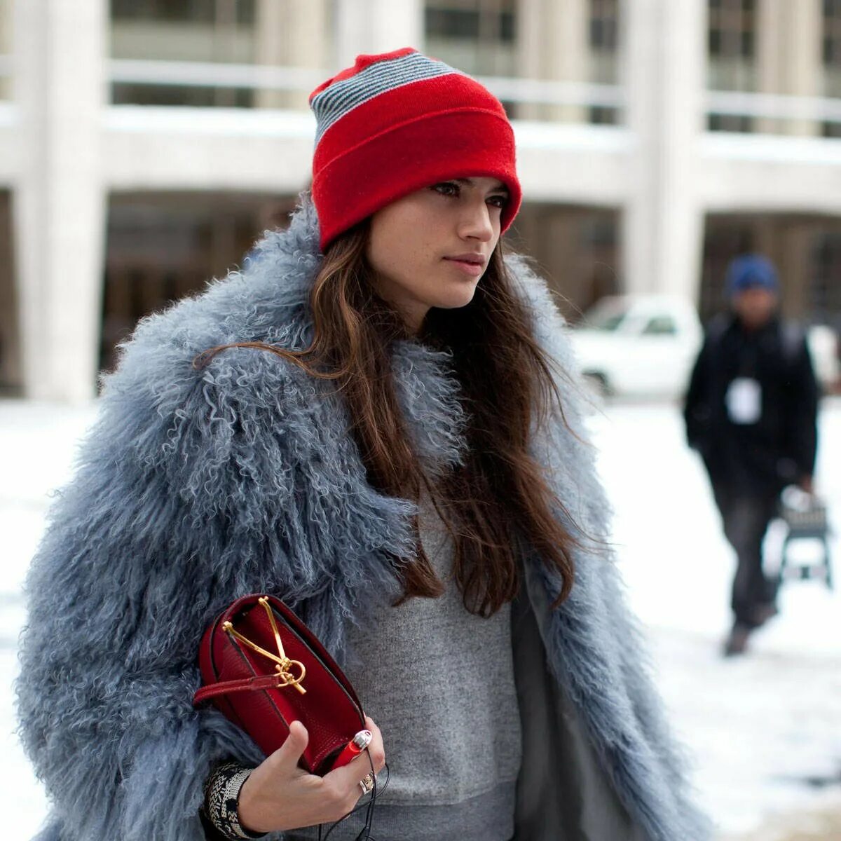 Красная шапочка. Какую шапочку носила красная шапочка. Красная шапочка. Шапка с красным пальто. Шапка бини street style.
